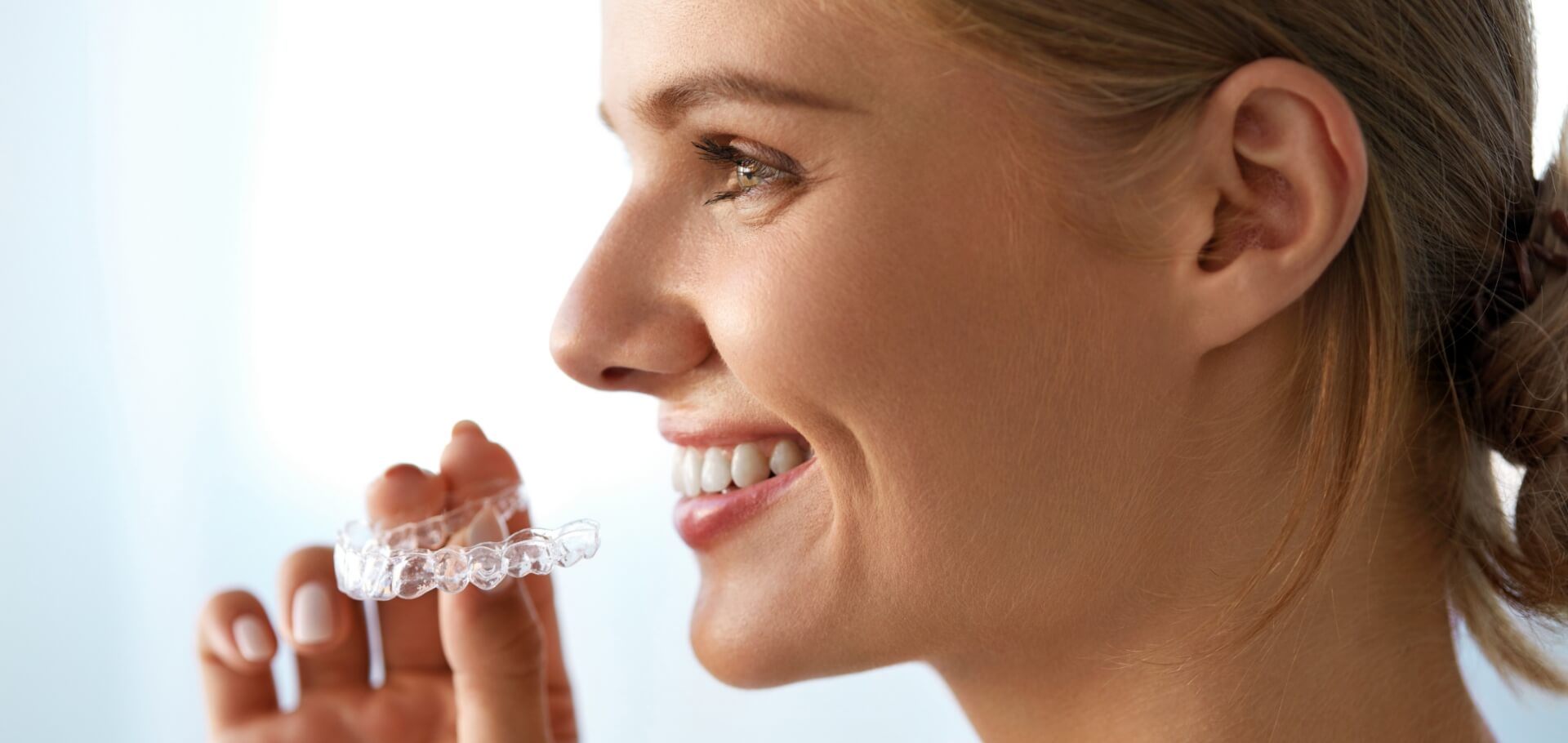 Uśmiechnięta pacjentka na fotelu stomatologicznym