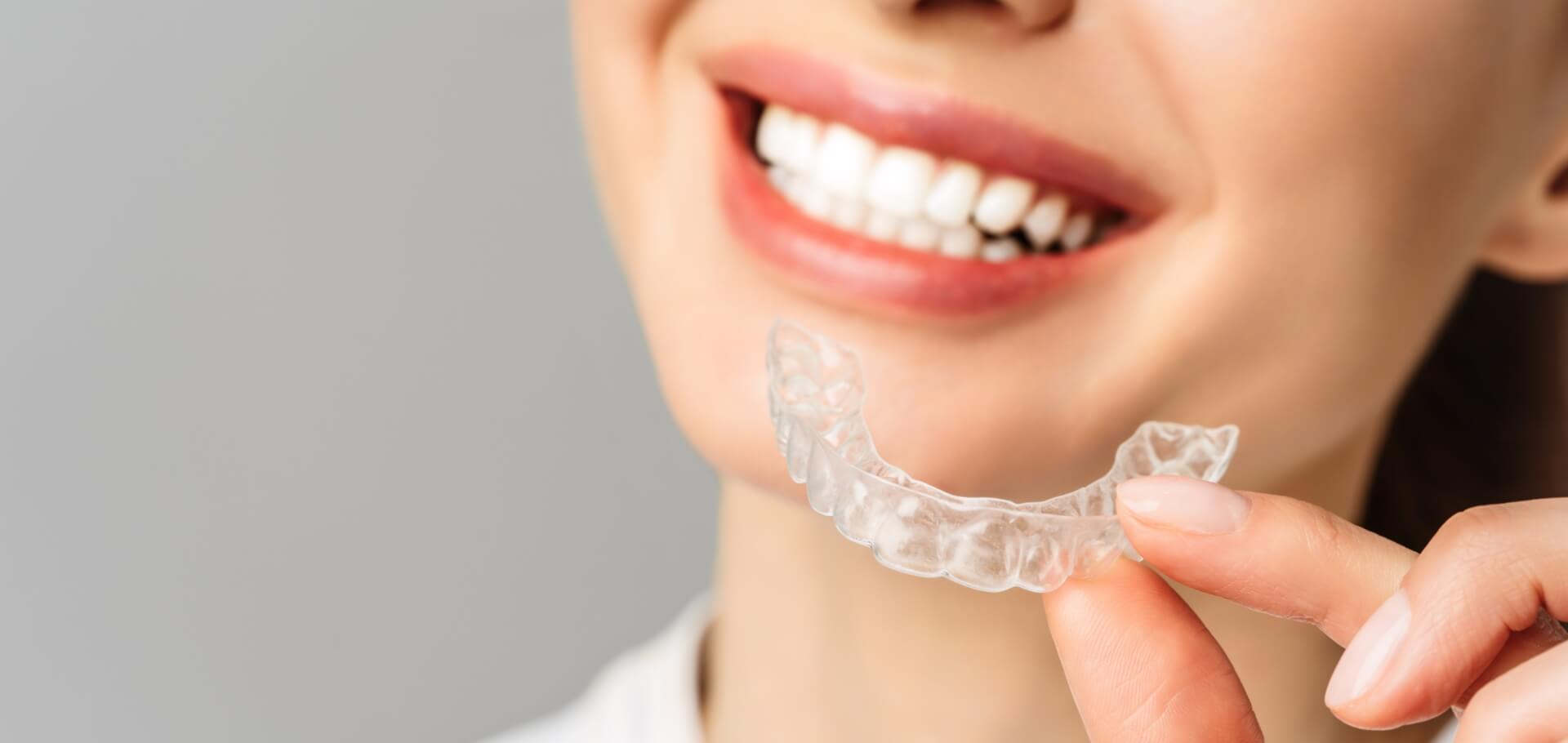 Uśmiechnięta pacjent na fotelu stomatologicznym